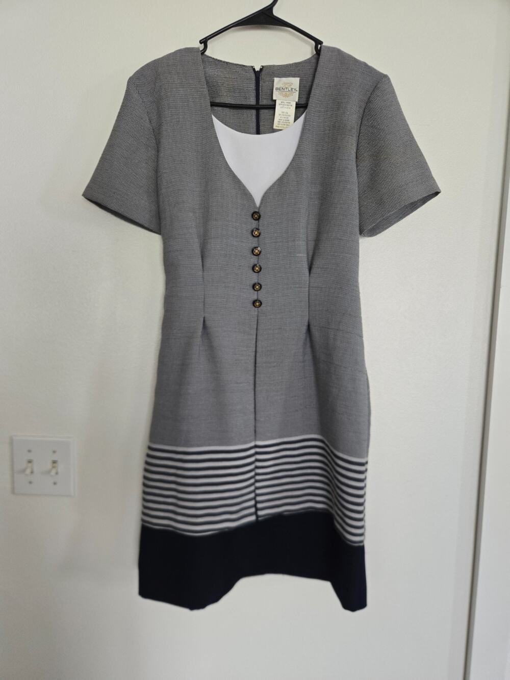 Bentley Women’s Dress Size 5/6 Modern Small Gray Black Striped Career Office